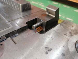 コイルスプリングのへたり確認 | プラスチック金型メンテセンター.COM