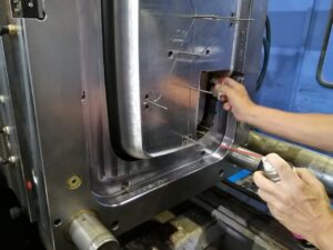 成形品への金型の油汚れ付着 | プラスチック金型メンテセンター.COM 成形品への金型の油汚れ付着 | プラスチック金型メンテセンター.COM