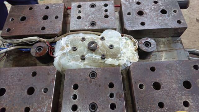 コンテナ蓋用射出成形金型の樹脂漏れ対策 | プラスチック金型メンテセンター.COM コンテナ蓋用射出成形金型の樹脂漏れ対策 | プラスチック金型メンテセンター.COM