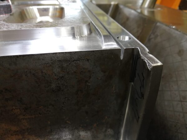 収納ケース枠　金型破損修理 | プラスチック金型メンテセンター.COM