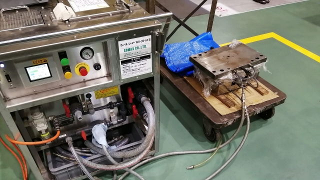 ウォーターリーマーを駆使した
「水管清掃」による冷却効率の改善  | プラスチック金型メンテナンス