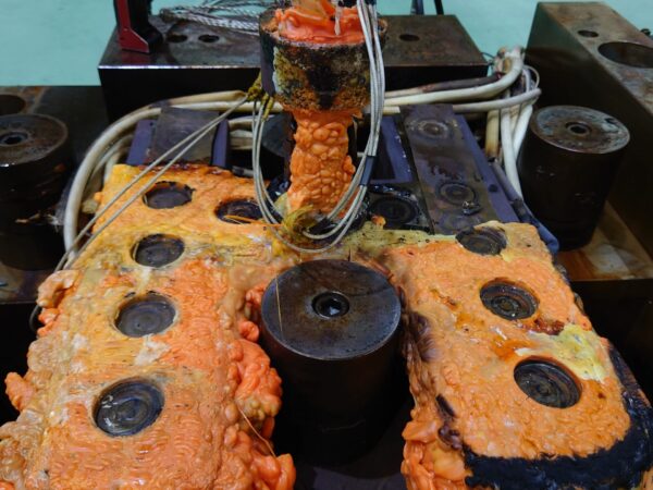 プラスチック射出成形金型の樹脂漏れとは?原因の見分け方と修理の流れを解説 | プラスチック金型メンテセンター.COM プラスチック射出成形金型の樹脂漏れとは?原因の見分け方と修理の流れを解説 | プラスチック金型メンテセンター.COM